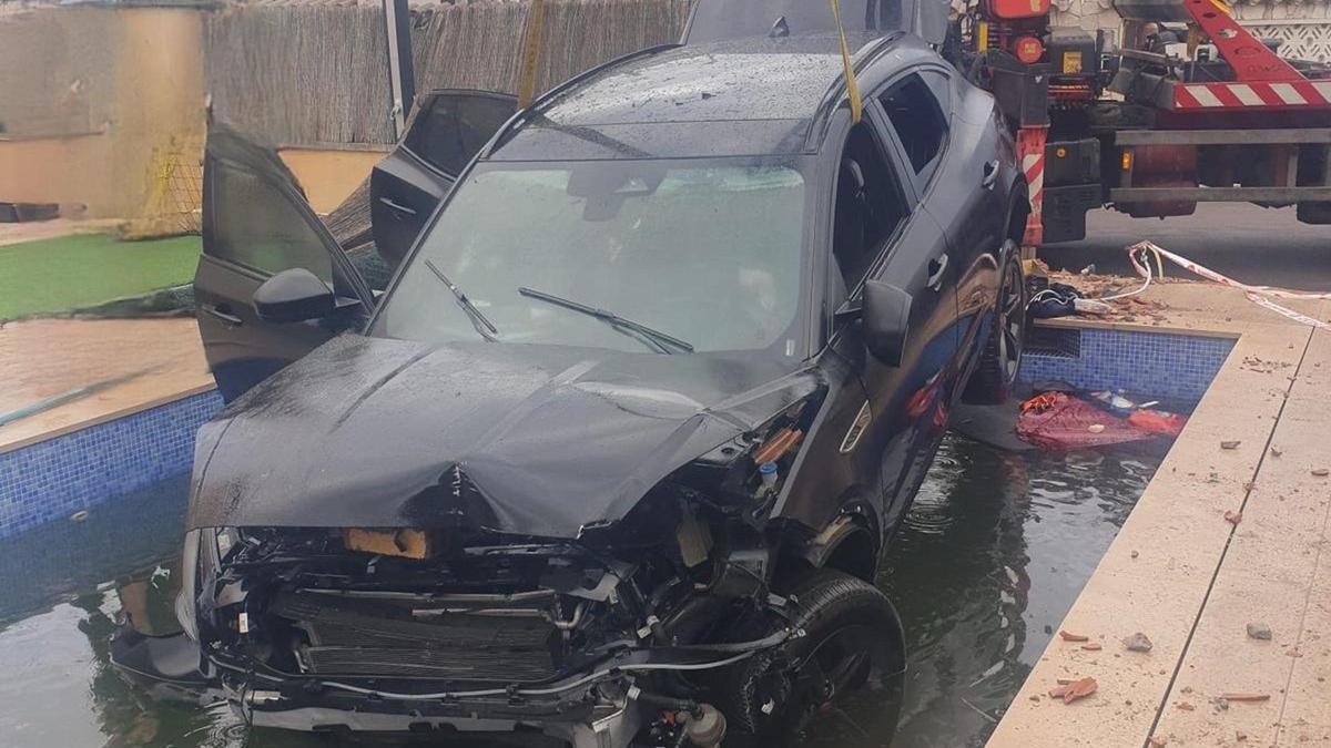El coche empotrado en la piscina.