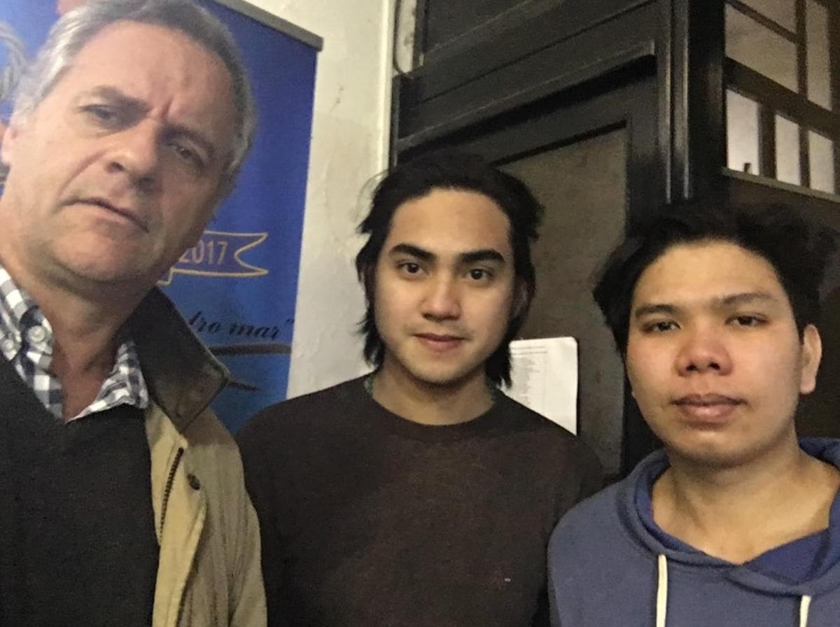 El cónsul honorario de Filipinas en Montevideo, Santiago Cuadra, con los marineros repatriados tras denunciar malos tratos a bordo del «Lu Qing Yuan Yu 206»