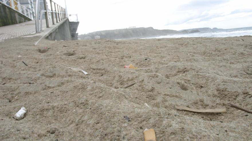 Un a playa llena de colilas.