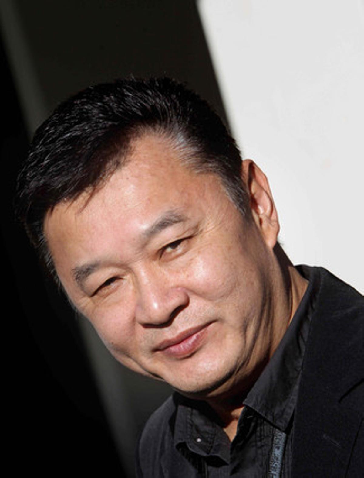 El director xinès Tony Ching Siu-tung posa durant la presentació de la pel·lícula ’The sorcerer and the white snake’ al Festival de Cine de Sitges 2011. EFE/Toni Albir El director xinès Tony Ching Siu-tung posa durant la presentació de la pel·lícula ’The sorcerer and the white snake’ al Festival de Cine de Sitges 2011. EFE/Toni Albir