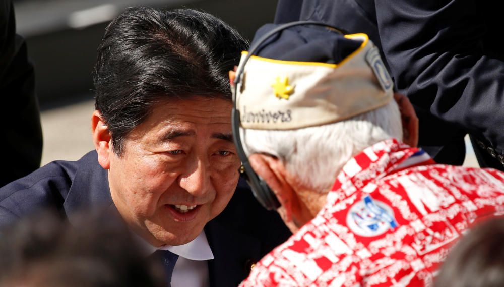 Obama y Shinzo Abe visitan Pearl Harbor