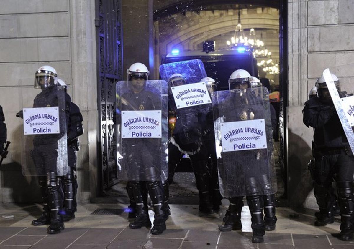 Guàrdia tancada a la plaça de Sant Jaume. AFP / JOSEP LAGO