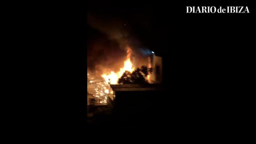 Impresionante incendio en un hostal de Sant Antoni