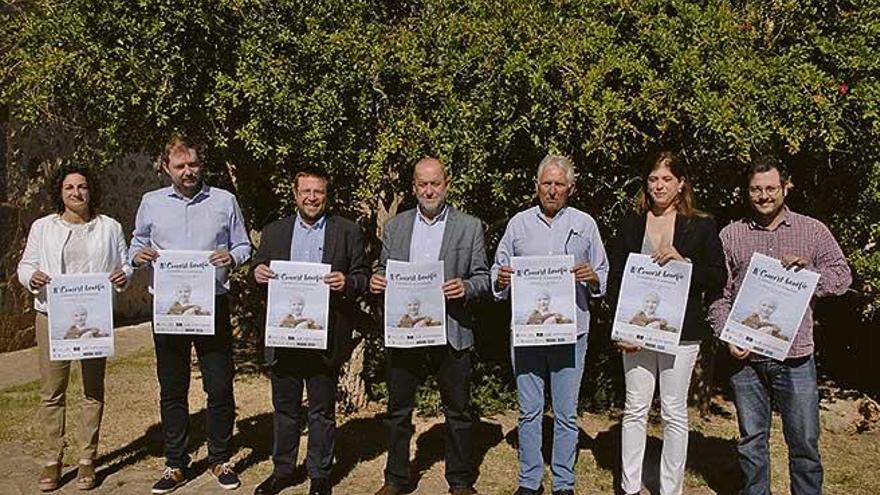 Autoridades y organizadores muestran el cartel del concierto.