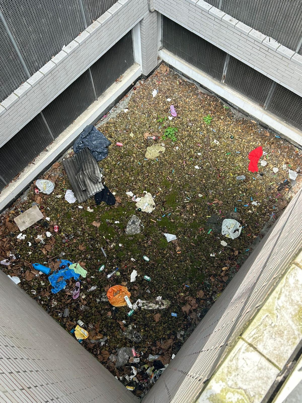 Uno de los patios de las viviendas con restos arrojados por algunos vecinos.