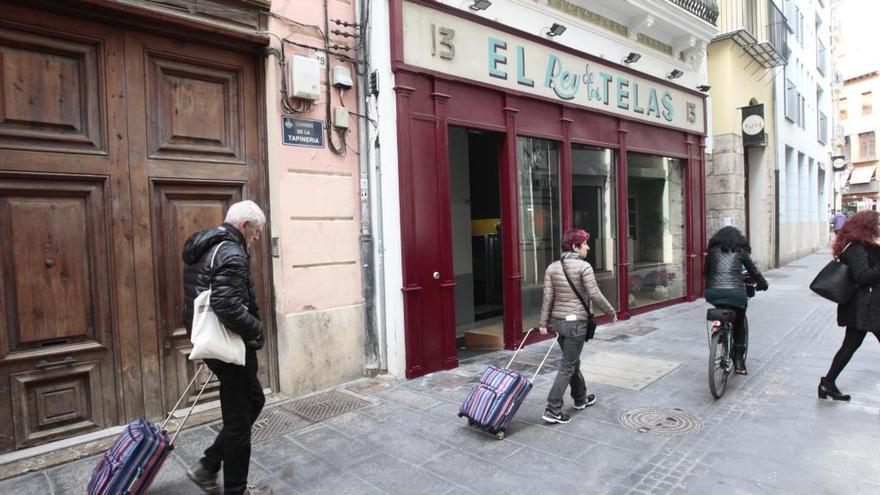 Usuarios de apartamentos turísticos en el centro de València.