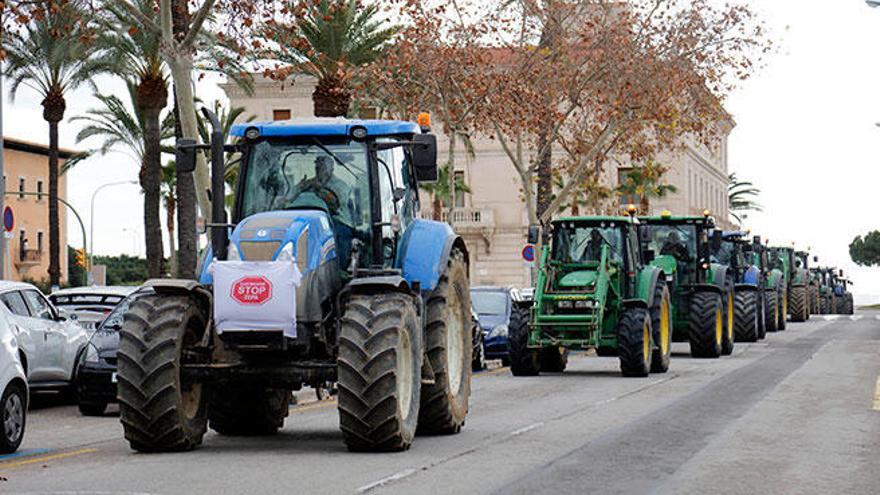 El sector agrícola sacó los tractores a la calle para protestar contra las políticas del Govern
