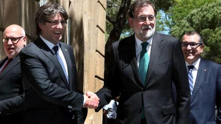 Puigdemont i Rajoy se saluden durant un acte al MNAC del Saló de l&#039;Automòbil.