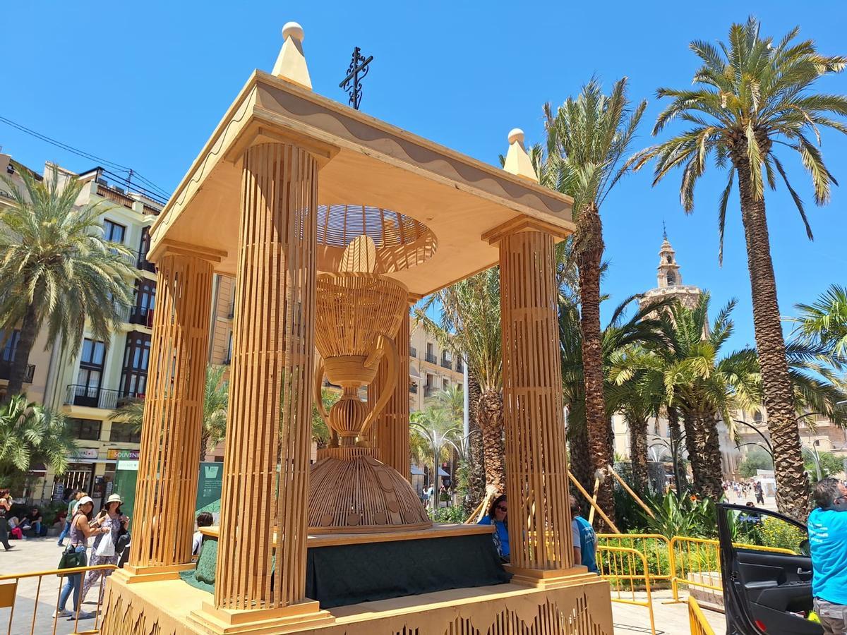 La Plaza de la Reina ya acoge el monumento del Arte Floral