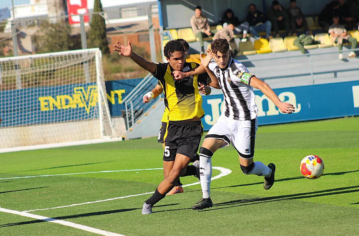 Fran Santamaría, delantero del Castellón, busca abrirse paso en la defensa del Roda.