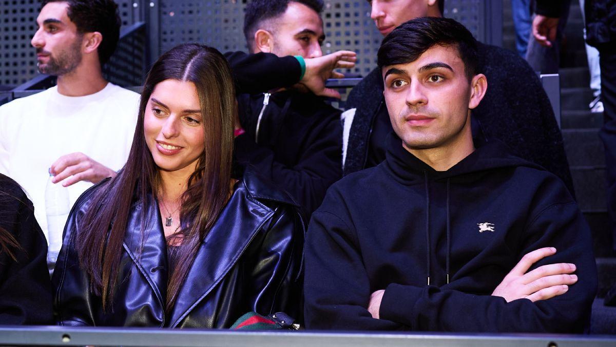 Pedri y Alejandra Dorta, durante una aparición pública en un evento deportivo antes de confirmar oficialmente su relación