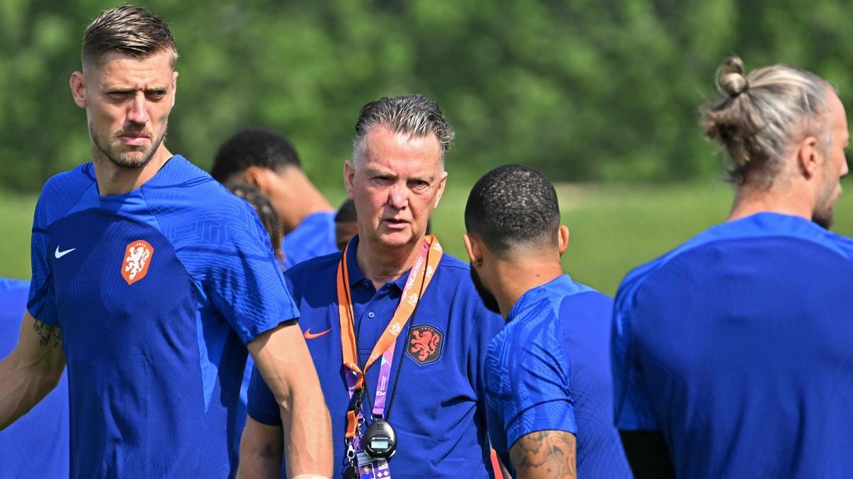 Noppert, el portero, Van Gaal y Memphis, de espaldas, en el entrenamiento de la selección neerlandesa en Doha.