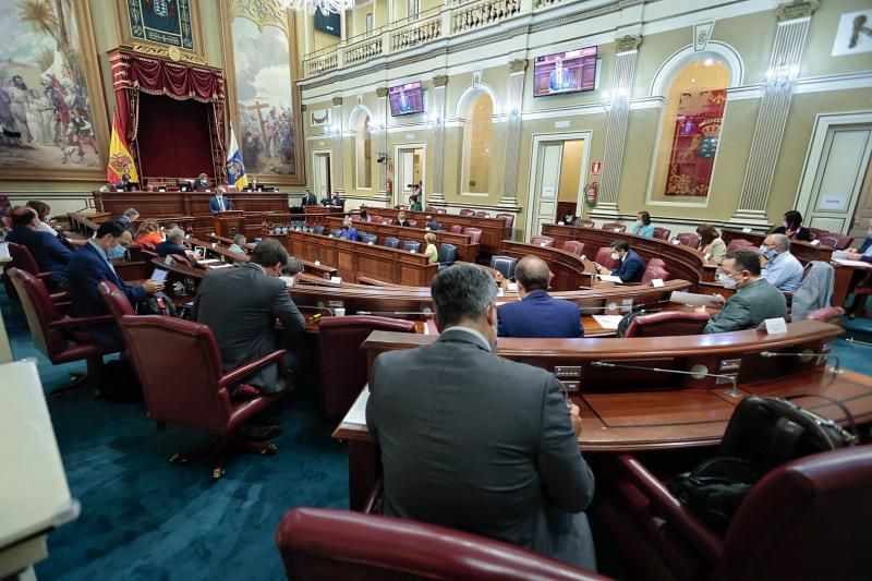 Pleno en el Parlamento de Canarias