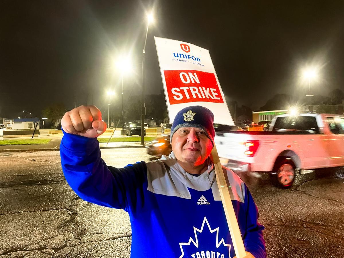 Uno de los manifestantes de Unifor frente a una planta de Stellantis en Ontario