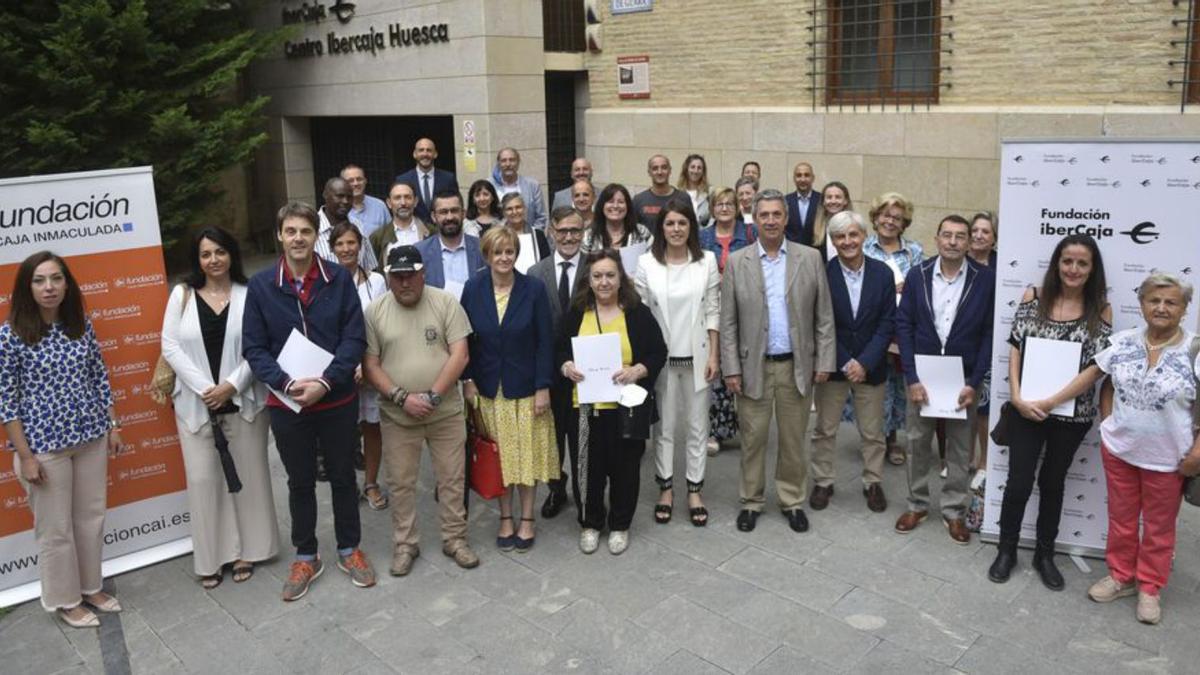 Representantes de las asociaciones y entidades tras la entrega de convenios. | EL PERIÓDICO