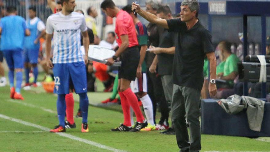 Juande Ramos da indicaciones a sus hombres durante el partido del viernes.