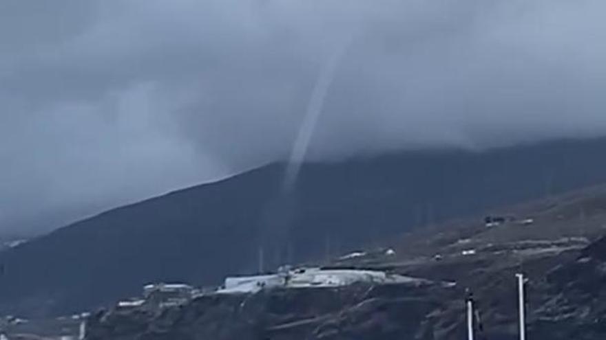 Se registra una impresionante manga marina en la costa de Tenerife