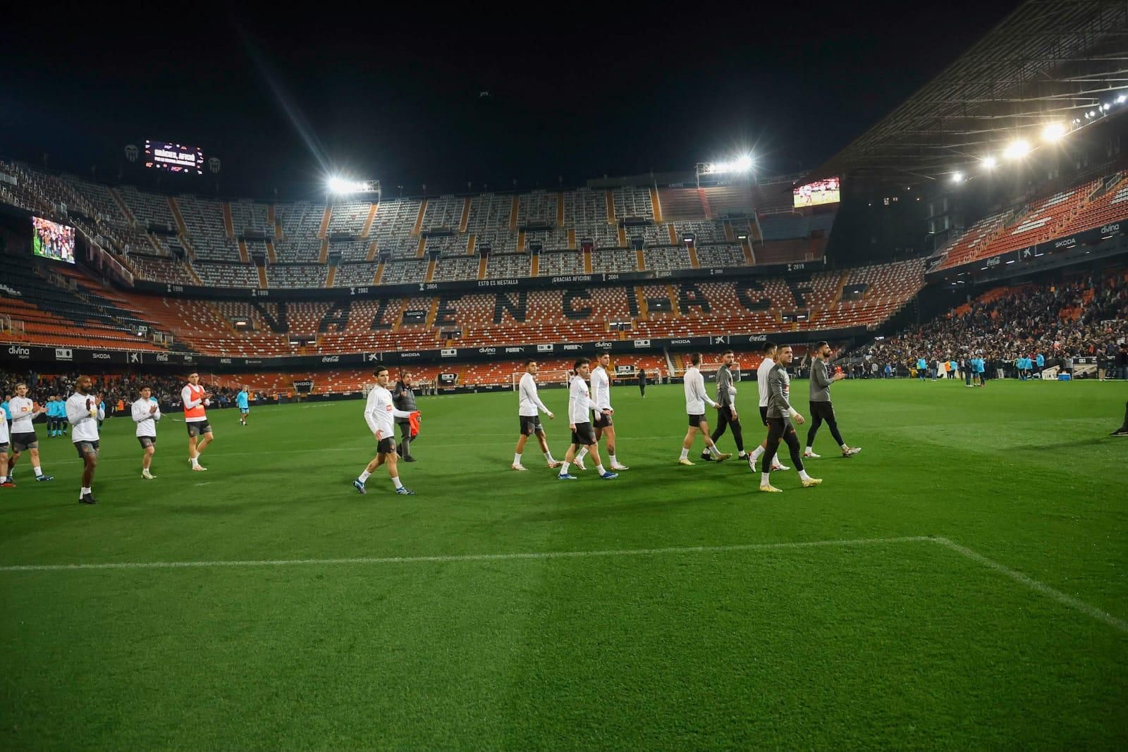 La afición se vuelca con el Valencia CF en el entrenamiento de Mestalla