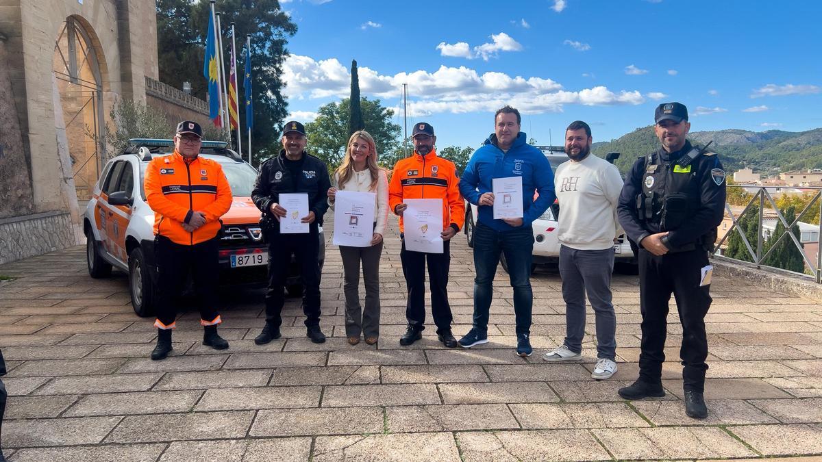 Durante la presentación estuvieron la alcaldesa de Andratx, Estefanía Gonzalvo; el regidor de Protección Civil, Antoni Nicolau; el Inspector Jefe de la Policía Local, Daniel Cánovas, y el responsable de Protección Civil de Andratx, Daniel Sueiras.