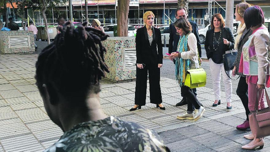 Hana Jalloul (de negro) a su llegada a la Casa del Marino, donde Cruz Roja da cobijo a más de un centenar de migrantes africanos llegados en patera.