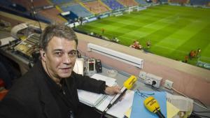 Joaquim Maria Puyal, momentos antes de la retransmisión de un partido, en el estadio Ciudad de Valencia.   