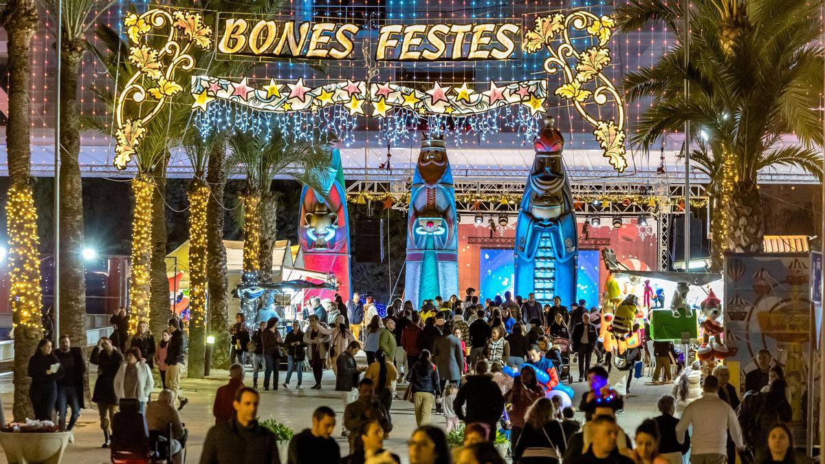 Los tres Reyes Magos ubicado en la Plaza de la Navidad de Benidorm.