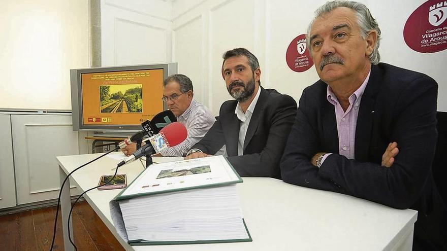 Los alcaldes Víctor Estévez, Alberto Varela y José Manuel Rey presentaron en Vilagarcía el proyecto de la Vía verde do Salnés. // Iñaki Abella