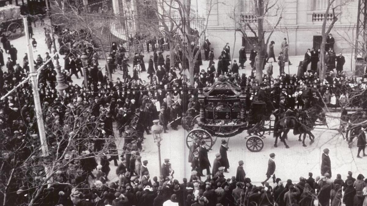 Imagen del coche fúnebre portando el féretro de Pérez Galdós.