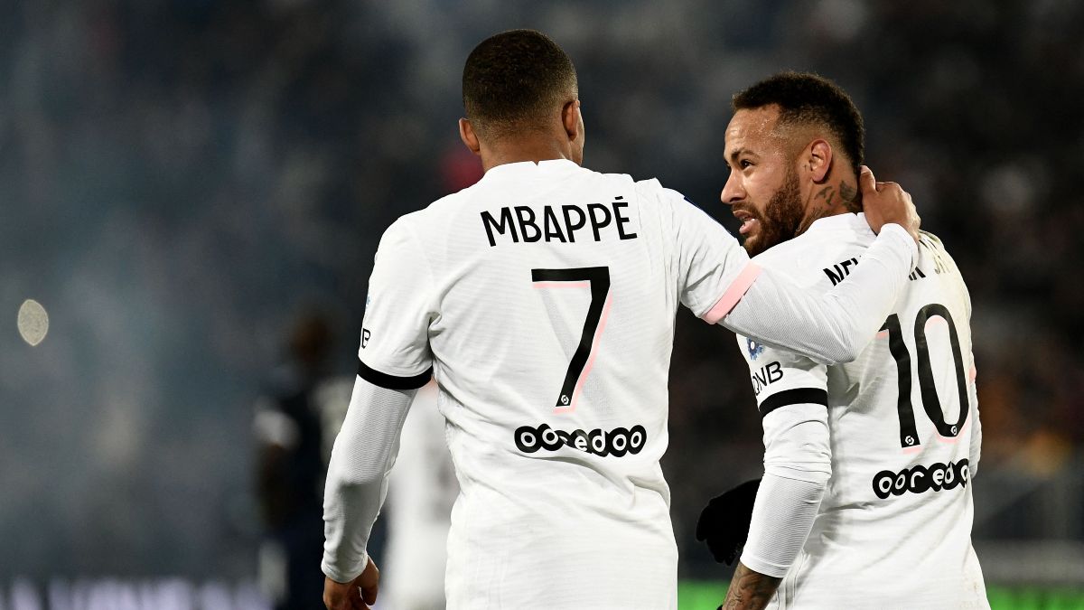 Mbappé y Neymar tras un gol del brasileño