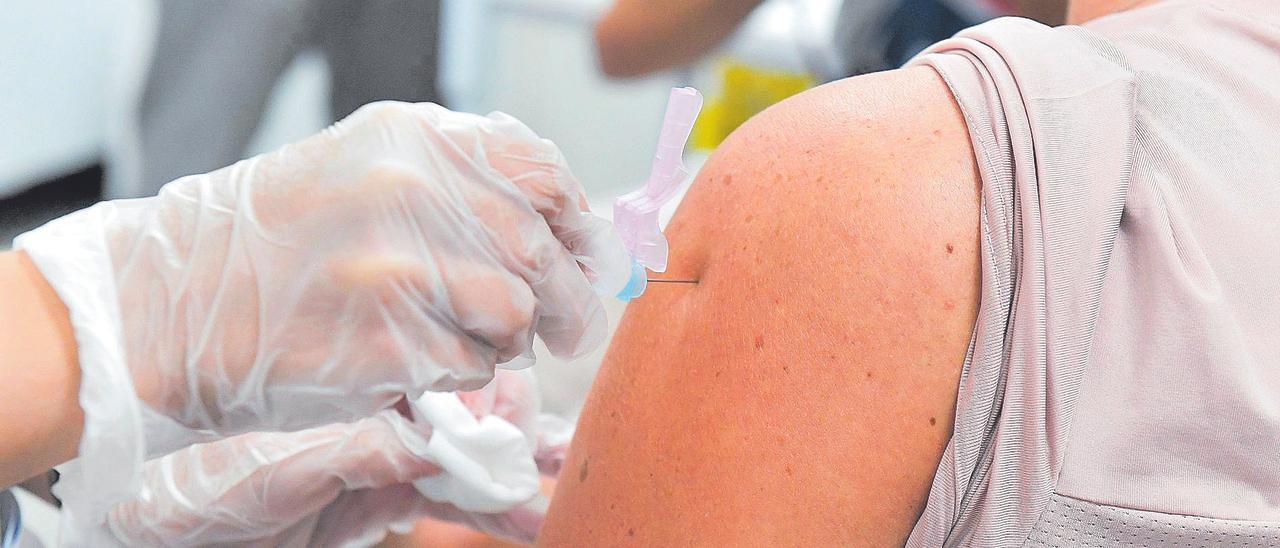 Una mujer recibe la vacuna contra la gripe en un centro de salud de Gran Canaria.
