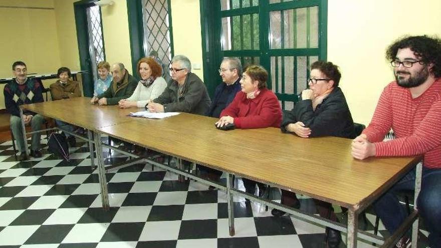 Representantes de Marea en su reunión con los vecinos. // S. Álvarez