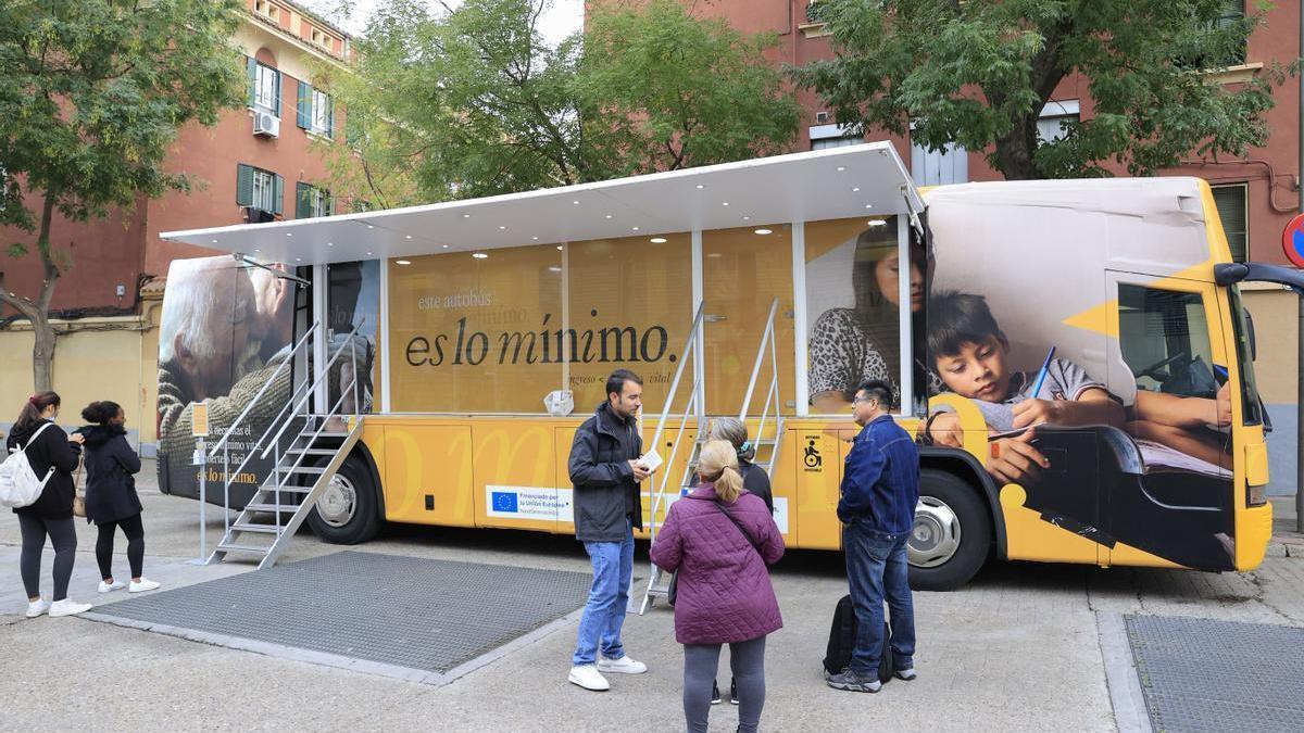 Vista de la guagua informativa del Ingreso Mínimo Vital que está recorriendo España.