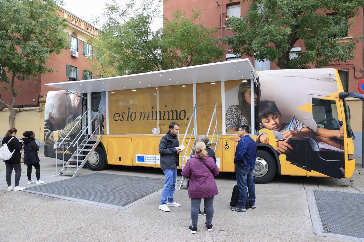 Vista del autobús informativo del Ingreso Mínimo Vital que está recorriendo España.