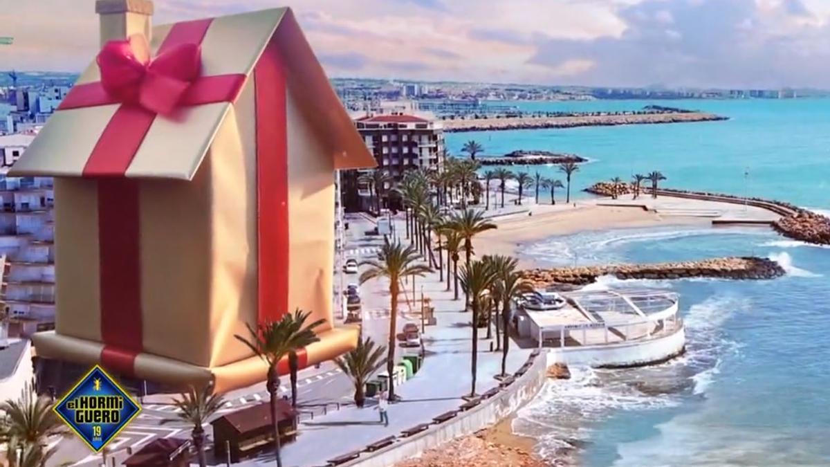 La imagen simulada de la casa envuelta en papel de regalo en Torrevieja que aparece en el vídeo de El Hormiguero