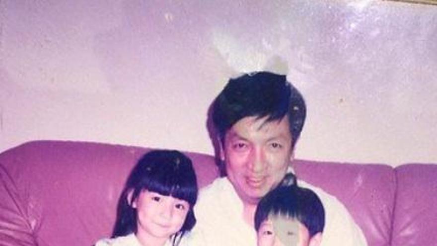 Peter Lim, junto a sus dos hijos, en la imagen colgada en las redes por Kim Lim.