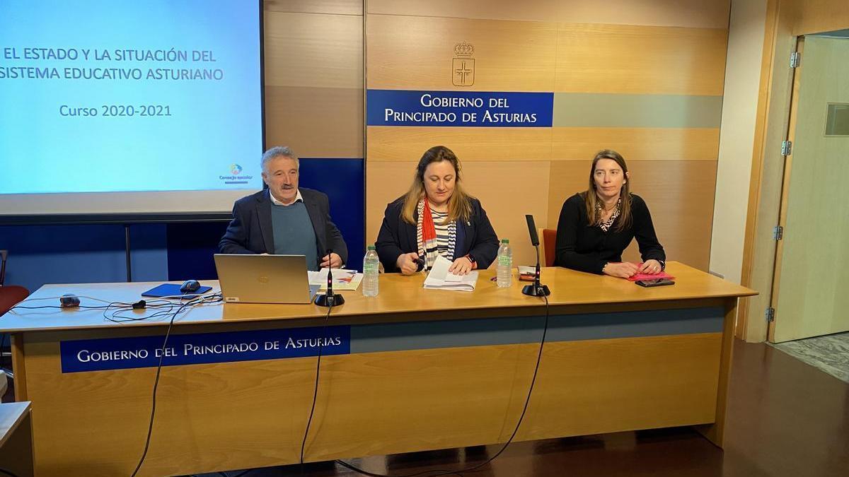 De izquierda a derecha, Ramón Álvarez, presidente del Consejo Escolar, Lydia Espina, consejera de Educación, y Mar de la Peña, consejera del Consejo Escolar, esta mañana durante la presentación del informe.