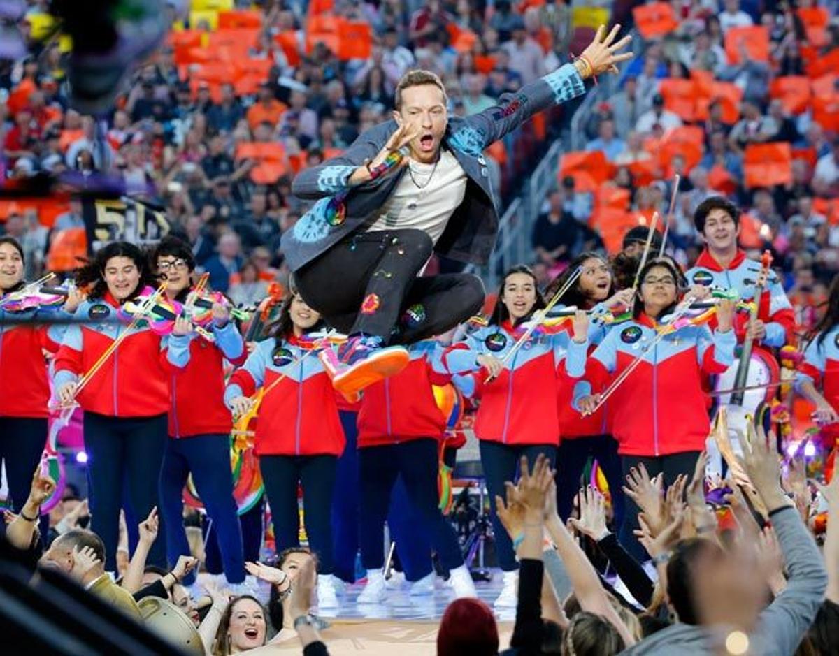 Chris Martin pega un salto durante su actuación en el descanso de la Super Bowl.