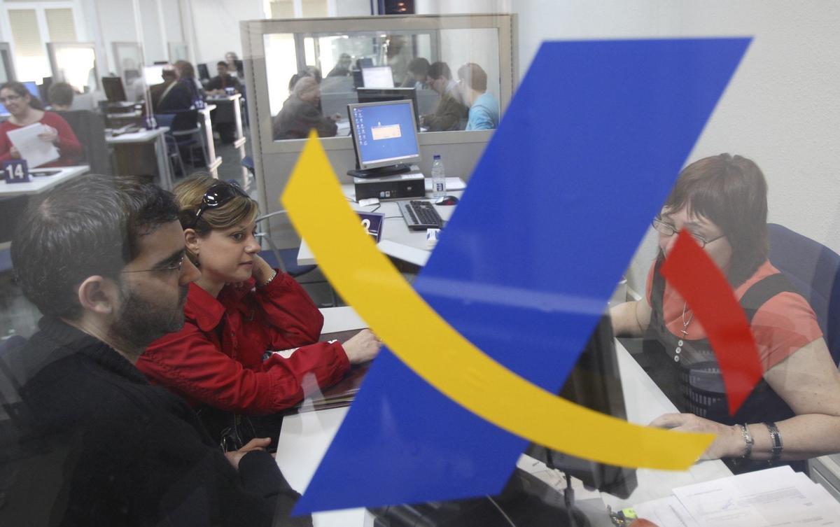 Imagen de archivo de unos contribuyentes en la Agencia Tributaria de Barcelona, presentando la declaración del Impuesto sobre la Renta de las Personas