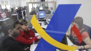 Unos contribuyentes en la Agencia Tributaria de Barcelona, en el primer dia de declaracion del Impuesto sobre la Renta de las Personas. Foto archico