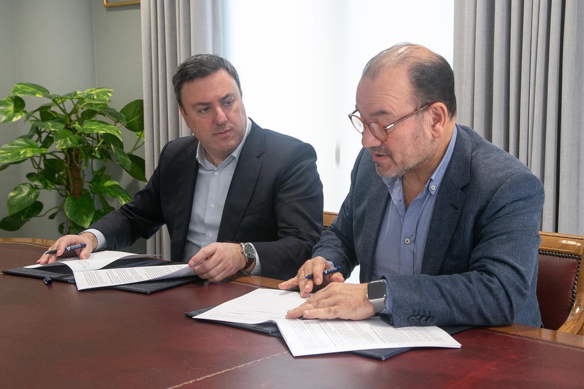Valentín González Formoso e Antonio López durante a sinatura do convenio.