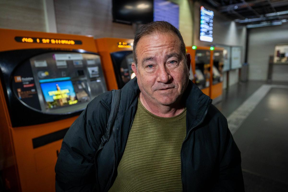 Barcelona 27/03/2026 Barcelona. Implíclame: testimonios que usan el bono gratuito de Rodalies. Estació del Clot de Rodalies. - Óscar Morilla. AUTOR: JORDI OTIX