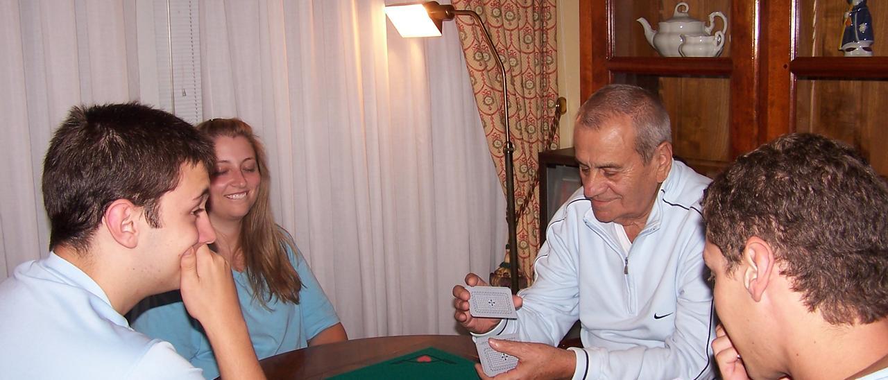 El general García Peláez, jugando a las cartas con sus nietos en Santullano.