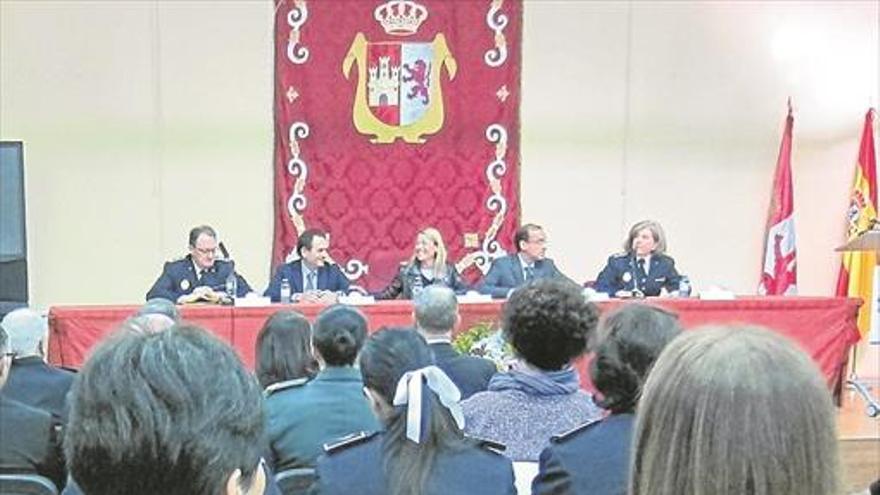 La mujer en la policía: de la falda al uniforme