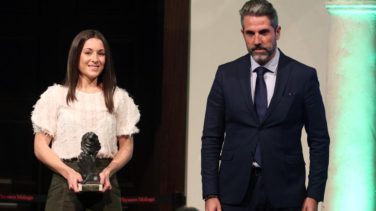 Sole López, Premio Deportes 2020, subió a recoger su galardón acompañada de Juan Carlos Maldonado, vicepresidente de la Diputación malagueña.