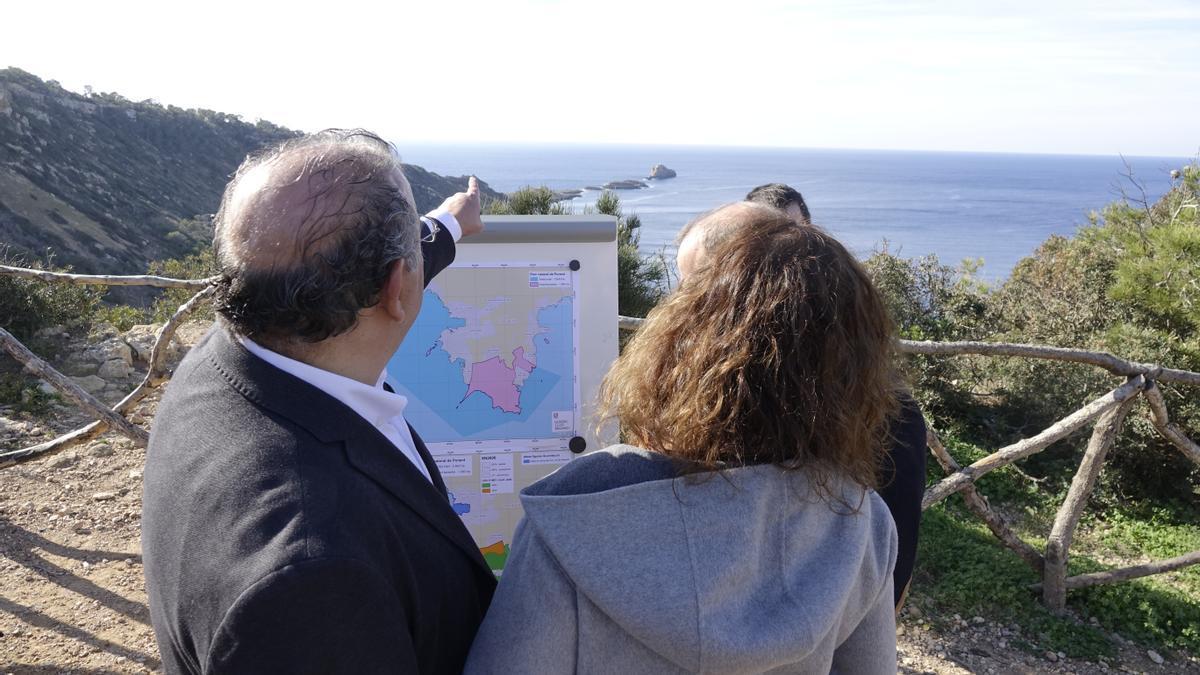 Die balearische Ministerpräsidentin Francina Armengol und Alfonso Rodríguez Badal, Bürgermeister von Calvià besichtigen den künftigen Naturpark.