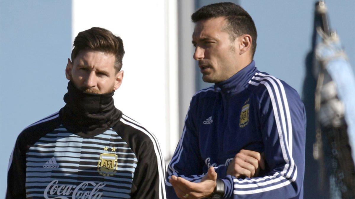 Leo Messi y Lionel Scaloni durante un entrenamiento de la selección de Argentina