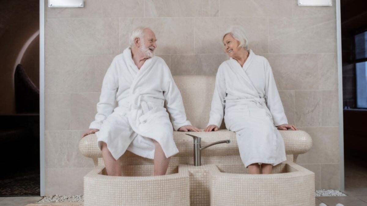 Dos personas mayores en un balneario.
