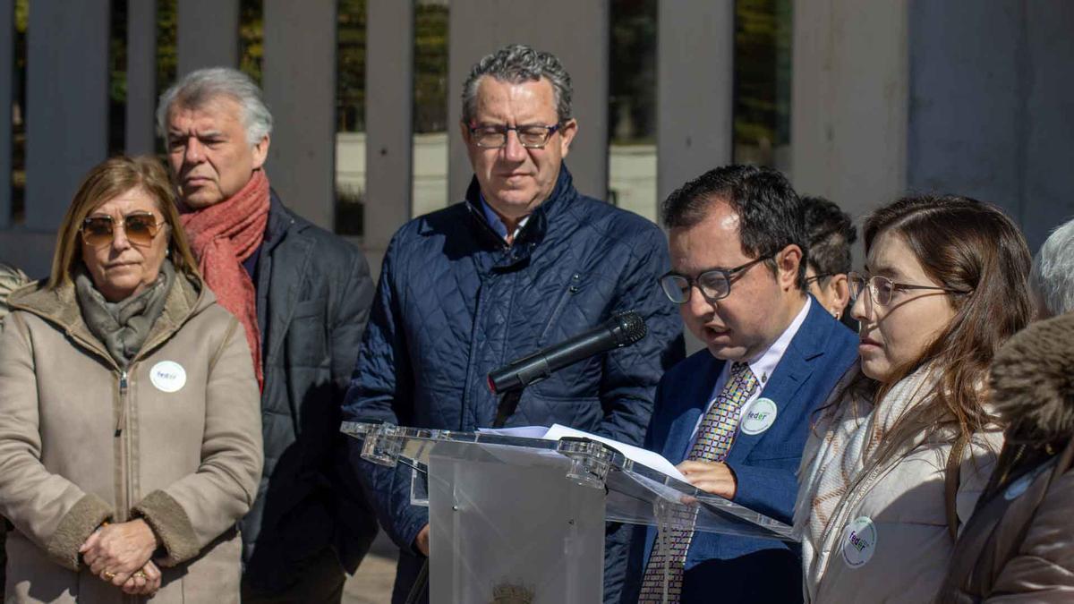 El presidente de AERBECO, Juan Miguel Martínez, durante la lectura del manifiesto por el Día Mundial de las Enfermedades Raras, ante distintos miembros de la corporación.