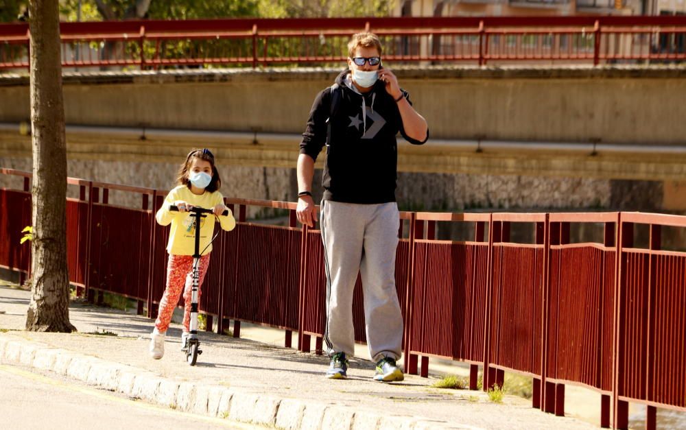 Primeres sortides de nens i nenes deprés d'un mes i mig de confinament