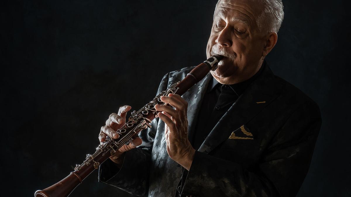 Paquito D'Rivera, una leyenda del jazz contemporáneo, se sube este 21 de febrero al escenario del Teatre Raval de Castelló.
